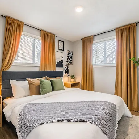 Home In Kansas City 15 Mins To Kci With A King Bed And Workspace